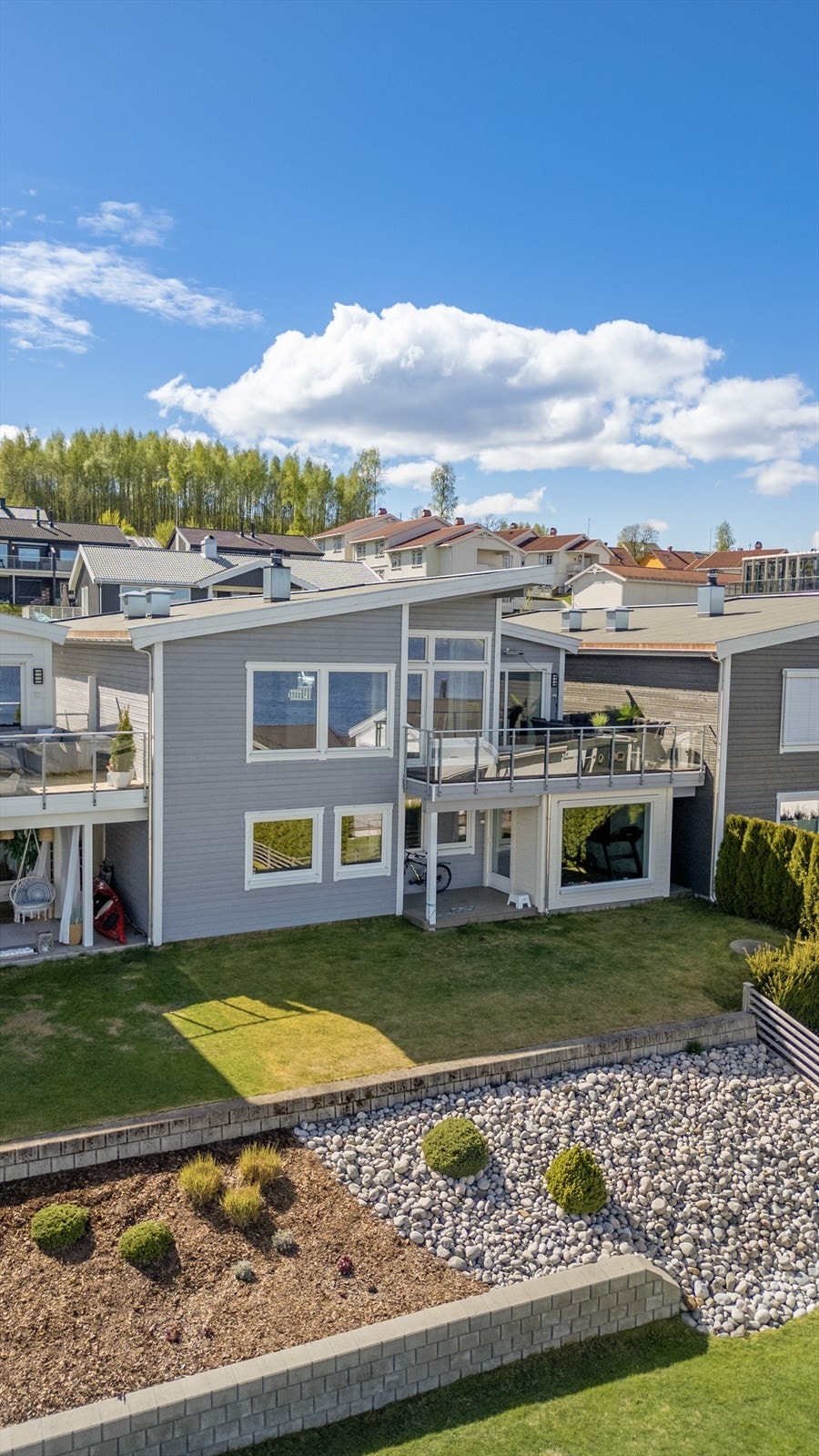 Flott hageområde foran boligen mot Mjøsa. Galleribilde