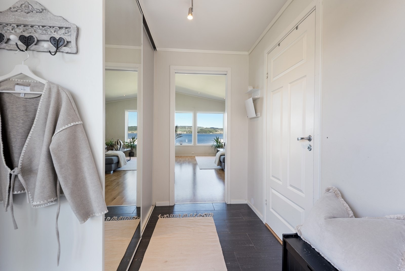 Gang med skyvedørsgarderobe. Galleribilde