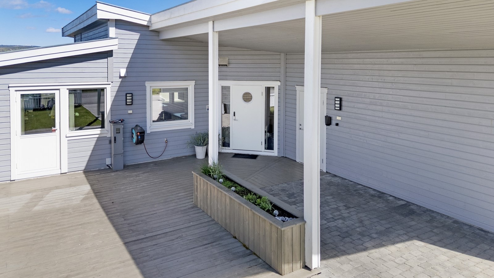 Rent og pent ved inngangspartiet. Galleribilde