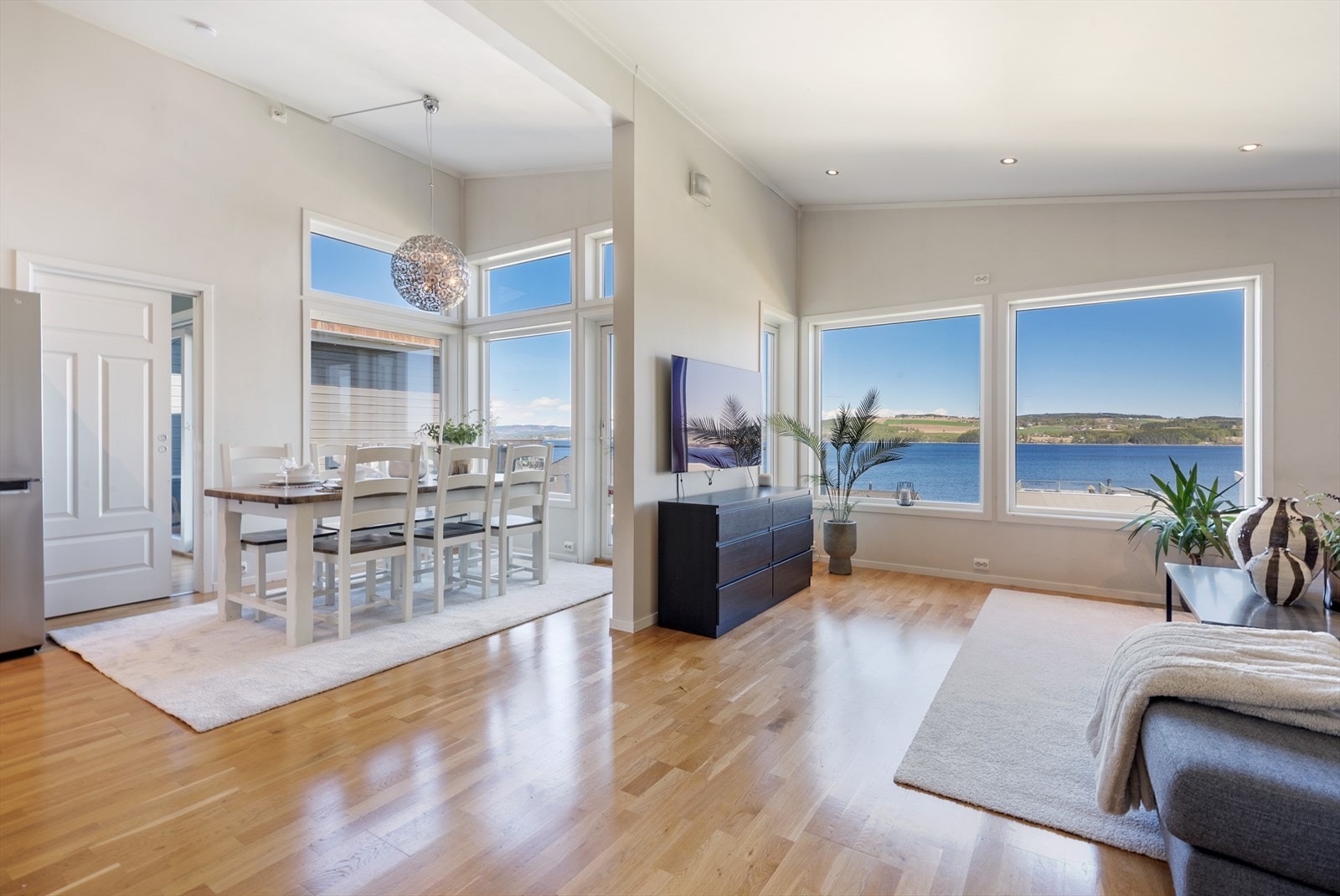 Velkommen til Sommerrostien 5! Foto: Boligdrøm
Når stuen "bader" i Mjøsa. Galleribilde
