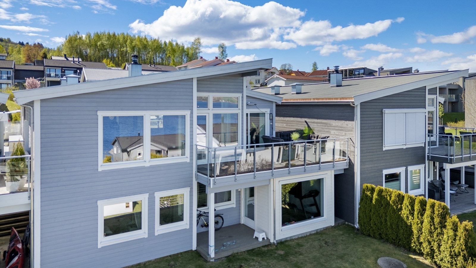Når boligen speiler seg i Mjøsa. Galleribilde