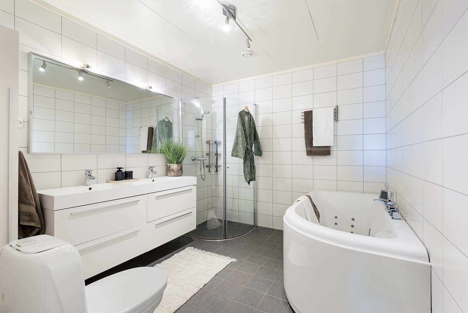 Bad I med både dusj og badekar. Galleribilde