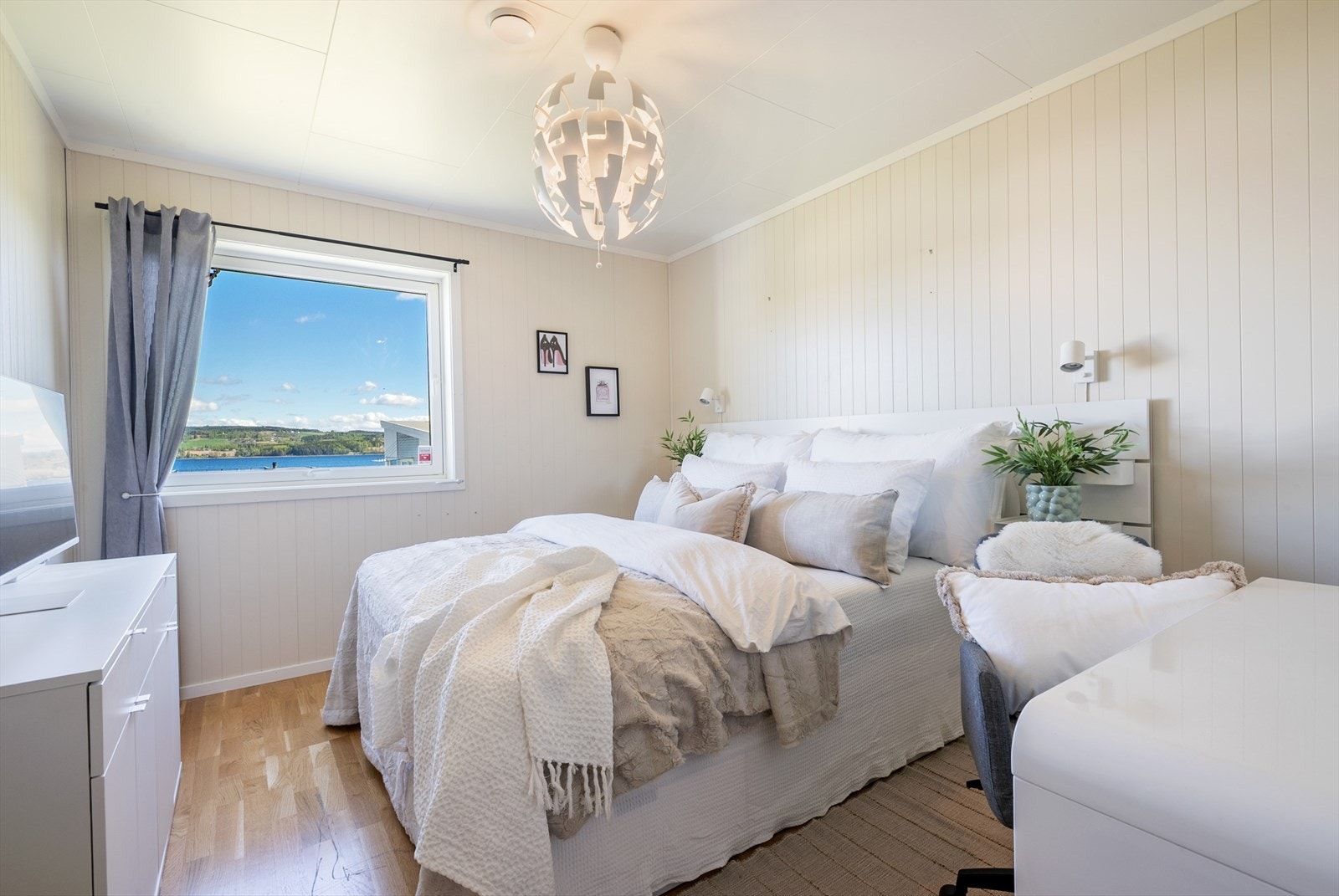 Soverommet har fin utsikt mot Mjøsa. Galleribilde