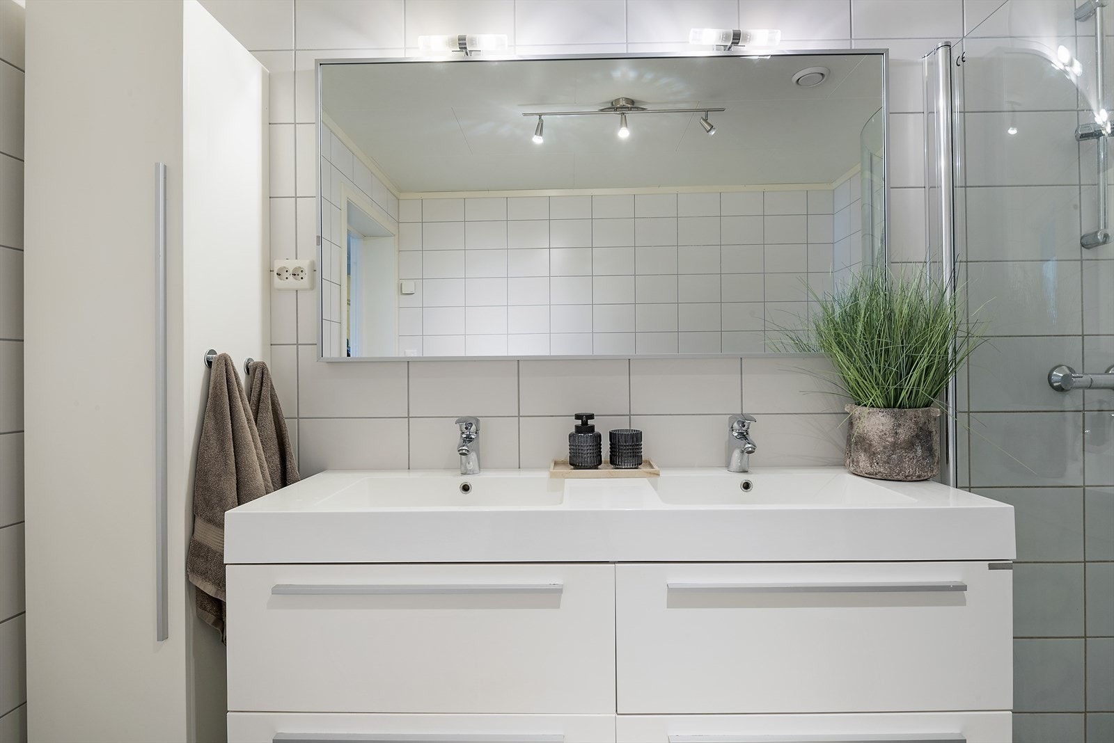 Badet har lys innredning. Galleribilde