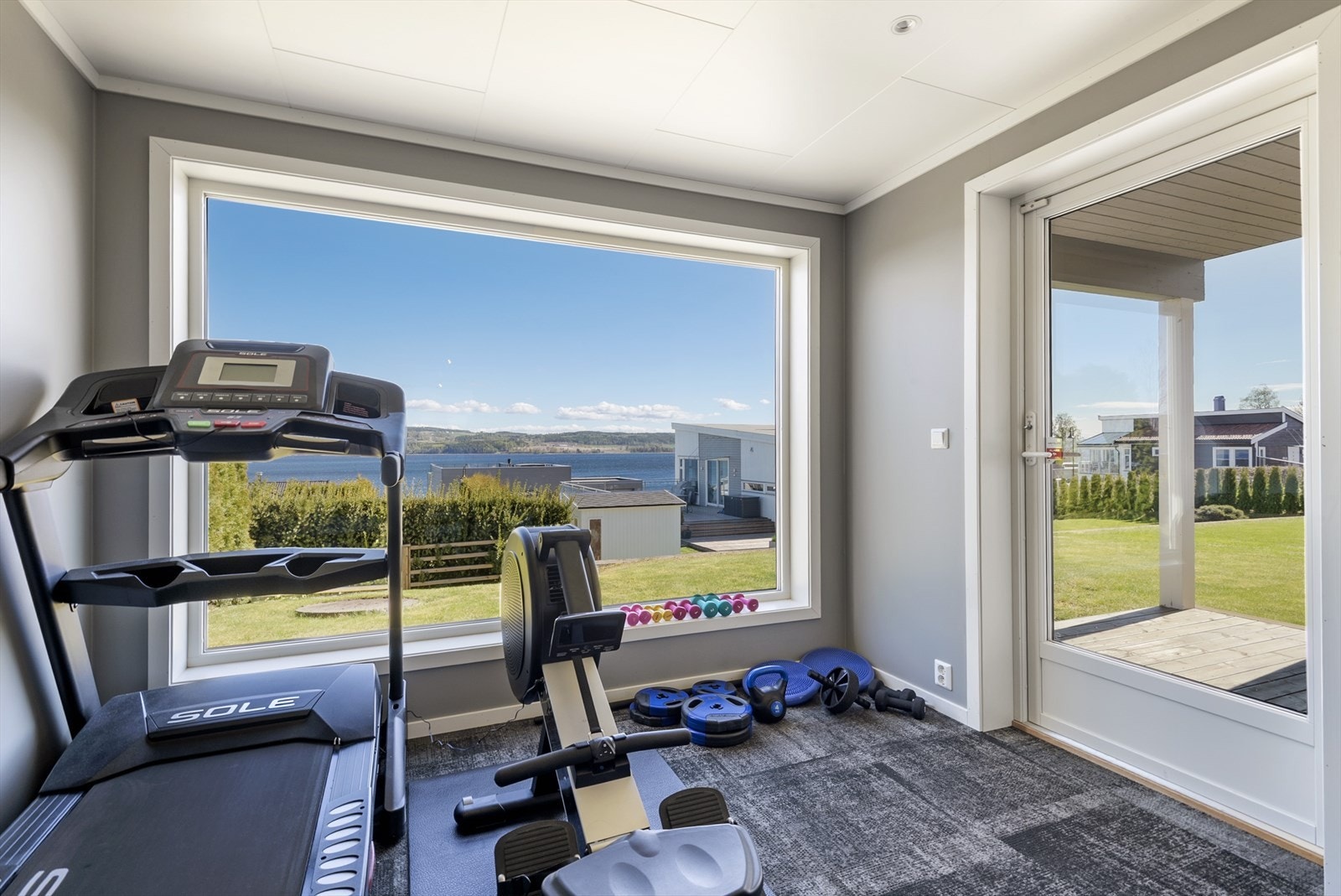Utgang til overbygget terrasse med videre tilgang til hagen. Galleribilde