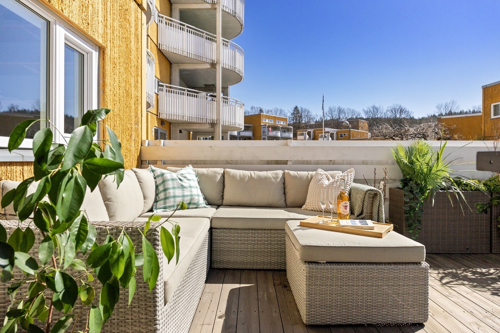 Leiligheten har en stor, sydvestvendt markterrasse med rikelig ettermiddags- og kveldssol. Galleribilde
