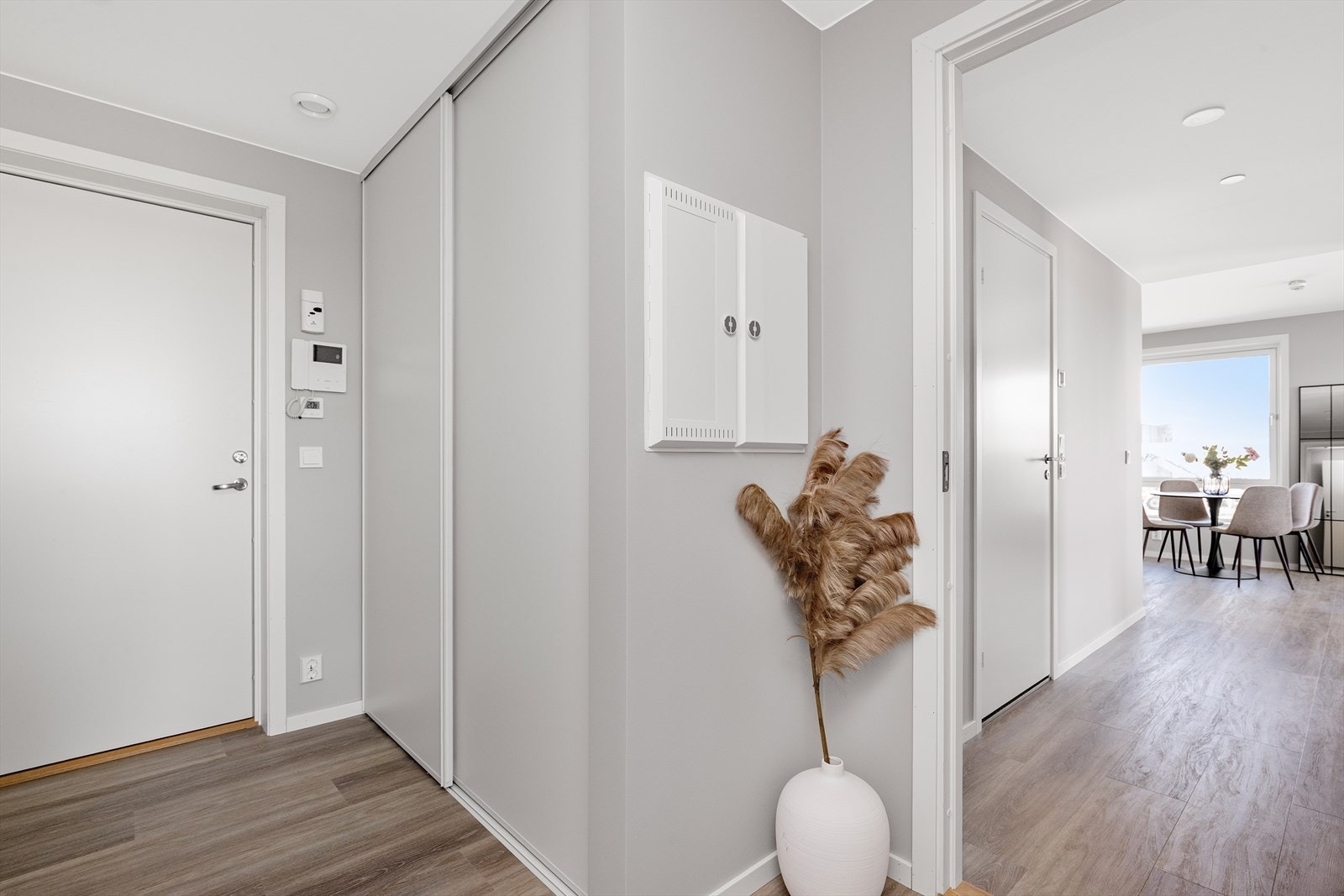 Stor og fin entré med skyvedørsgarderobe. Foto fra lik leilighet i 5. etg. Galleribilde