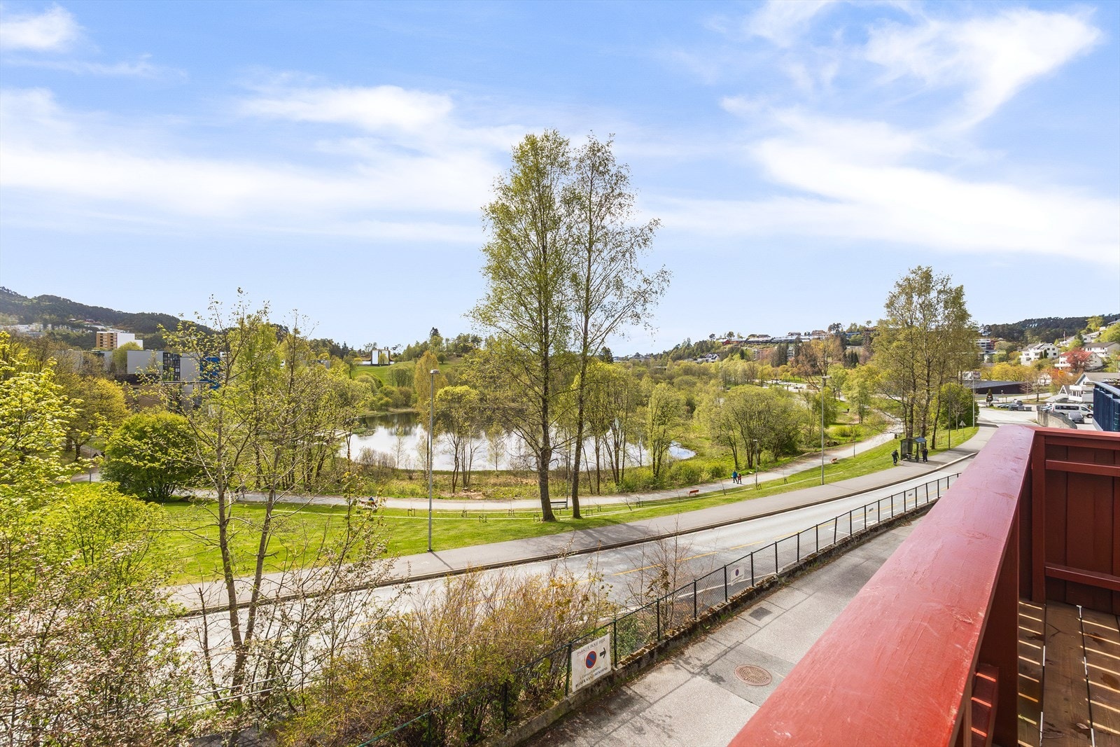 - Fra balkongen har man utsikt mot nærområdet og Lynghaugtjørna - Galleribilde