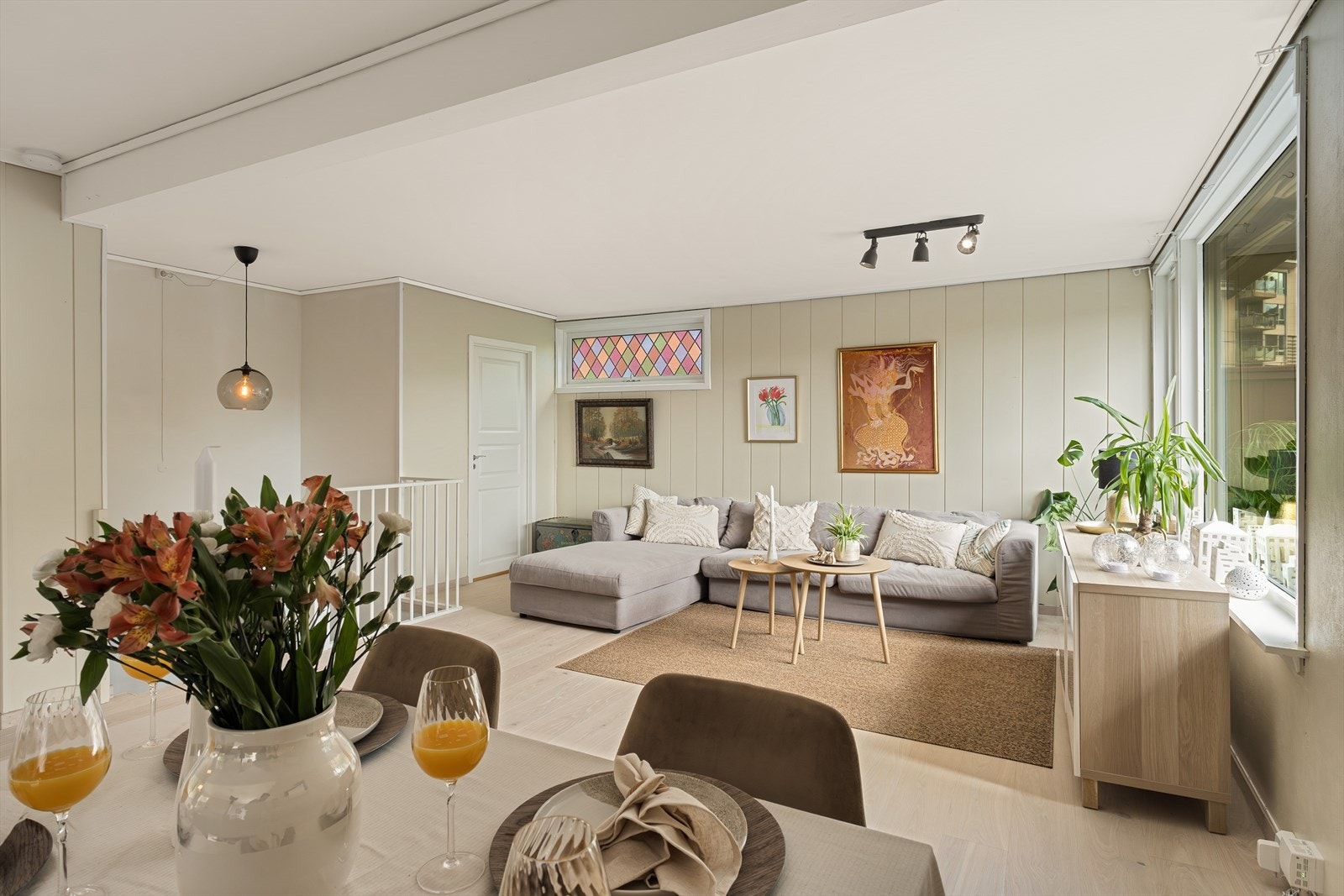 - Her er det plass til både sofa- og spisegruppe - Galleribilde
