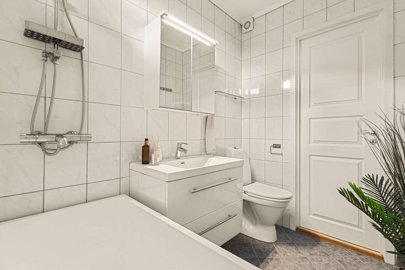 - Badet er lyst og helfliset - Galleribilde