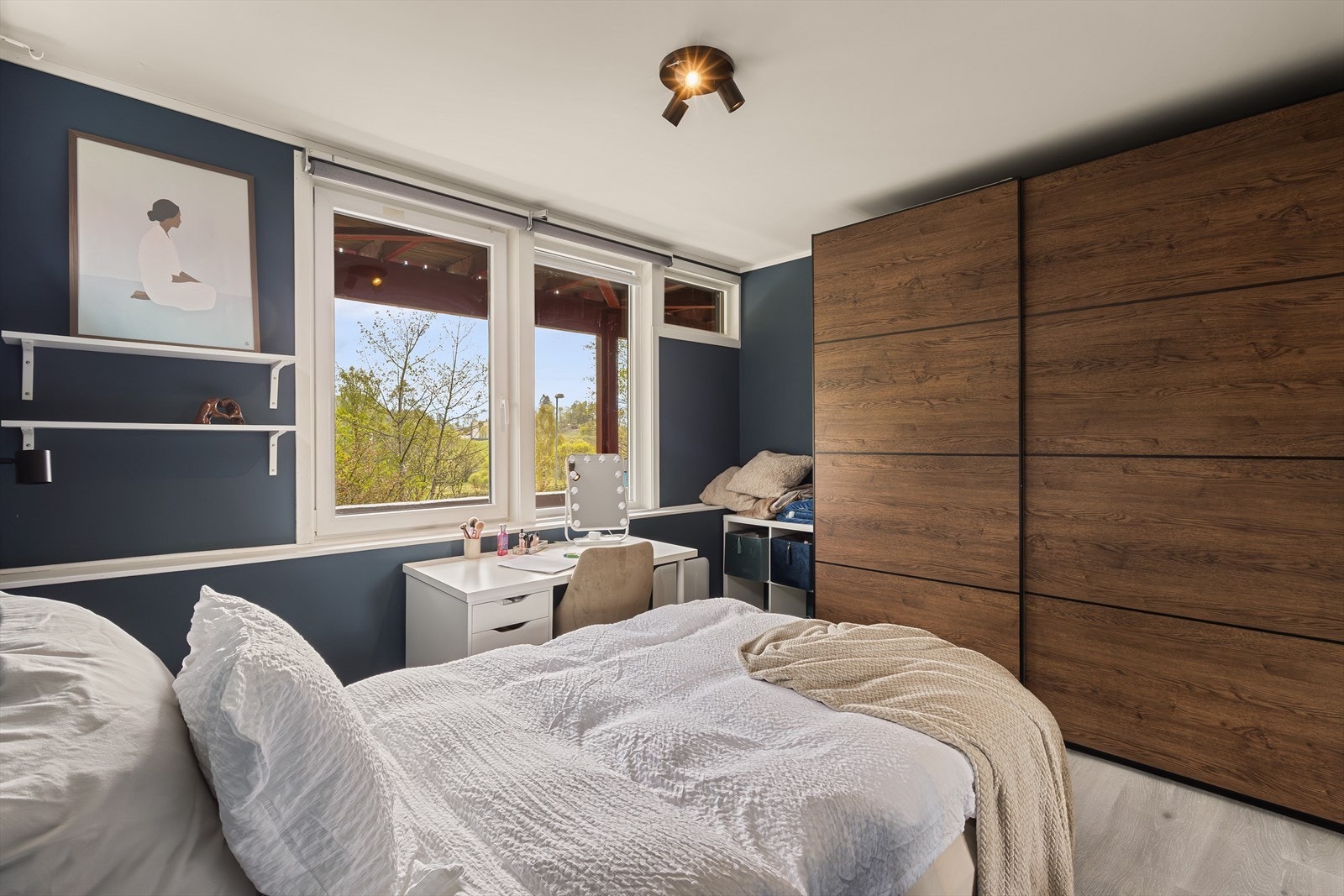 - Her har du god plass til seng, skyvedørsgarderobe og pult - Galleribilde