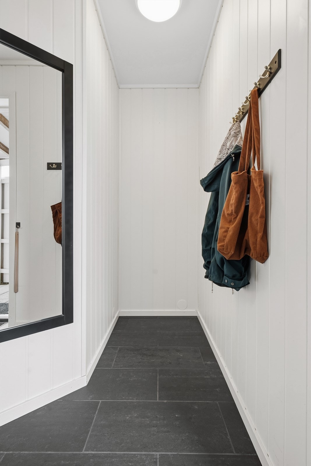 Praktisk nisje med plass for smarte garderobe- og opphengsløsninger. Galleribilde