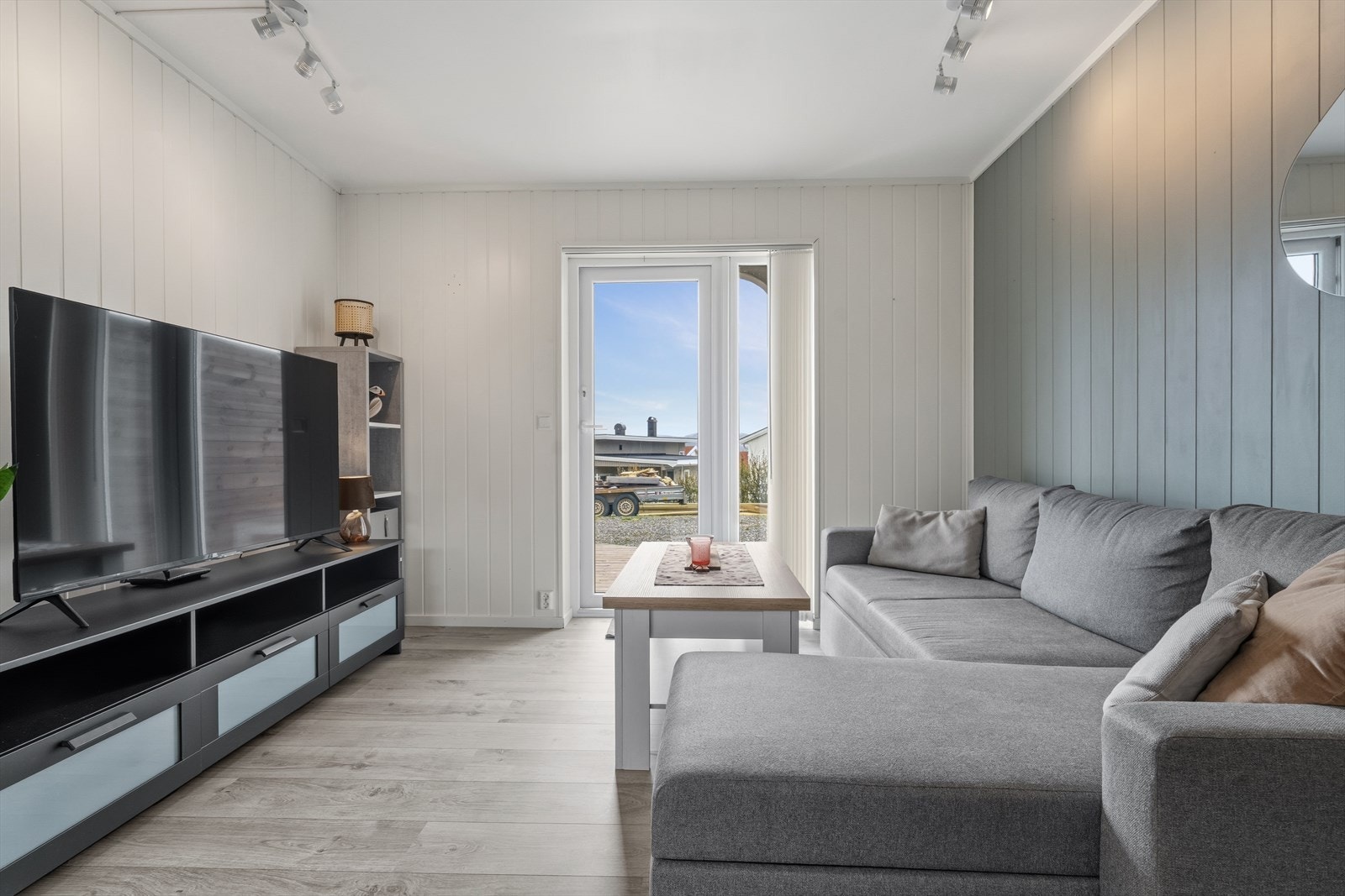 Store vindusflater og utgang til terrasse gir godt med dagslys i stuen. Galleribilde