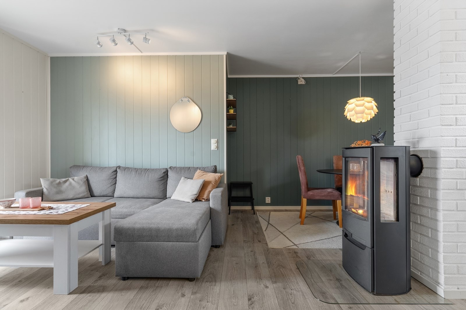 Vi beveger oss videre inn i en lys og innbydende stue. Galleribilde