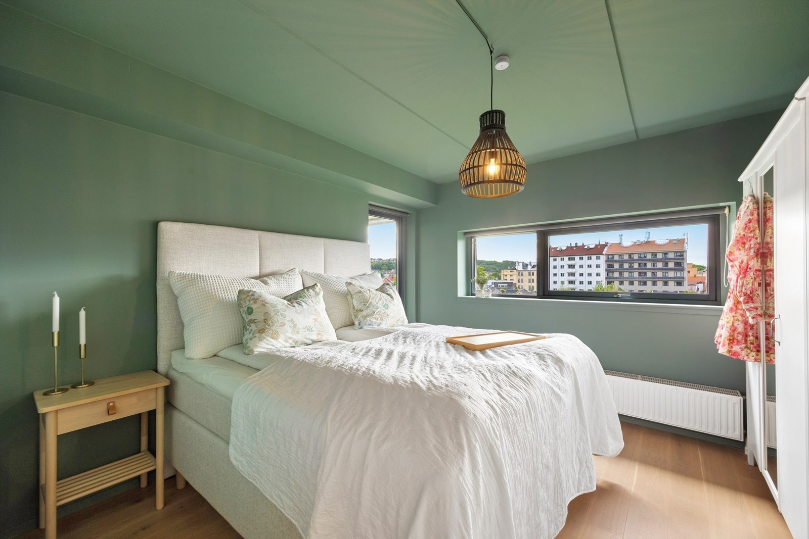 Stort soverom med god plass til bred seng, nattbord og garderobeskap. Galleribilde