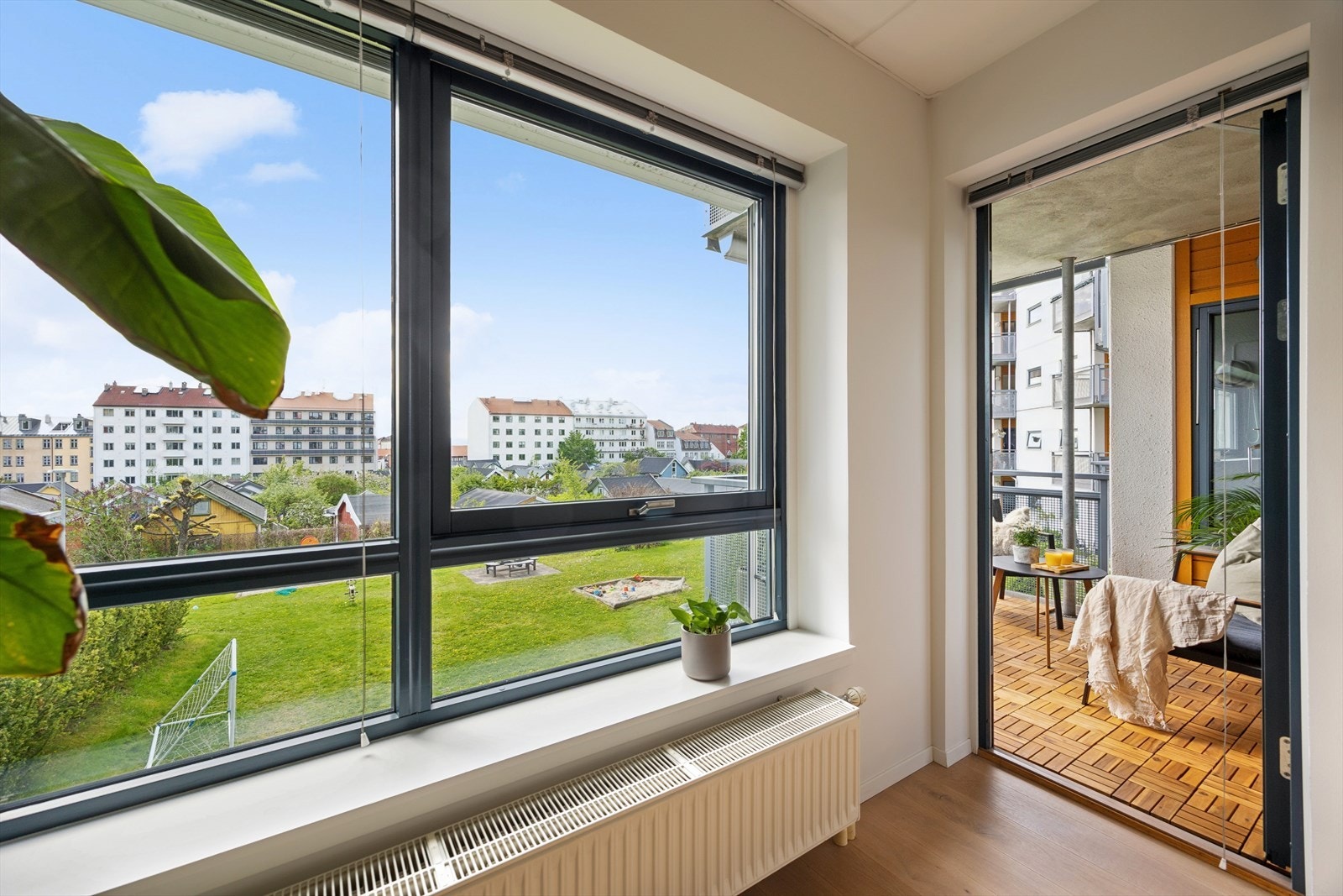 Store vindusflater gir boligen mye lys og flott utsikt. Samtlige vinduer har montert persienner. Galleribilde