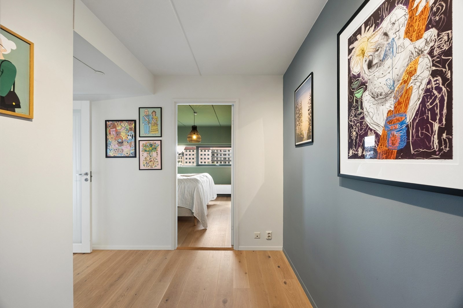 Stor og praktisk entré med enkel adkomst i 2. etasje. Galleribilde