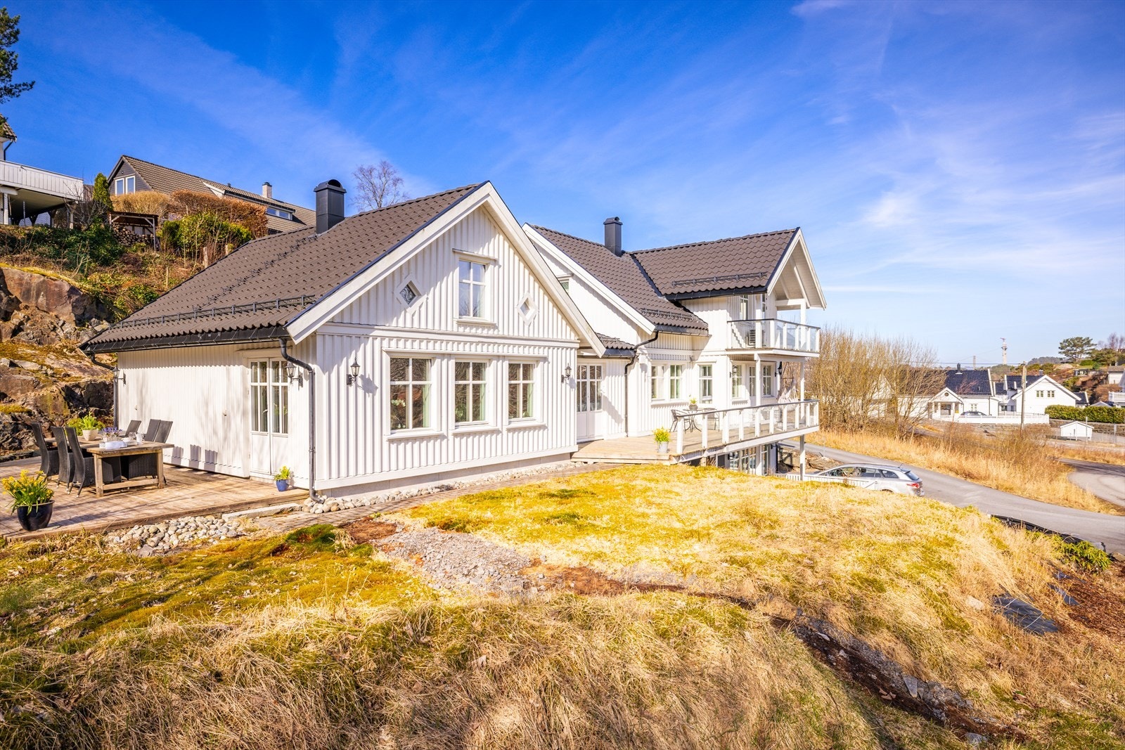 Huset er stort og grenser til nydelig naturområde, kort vei til sjø Galleribilde