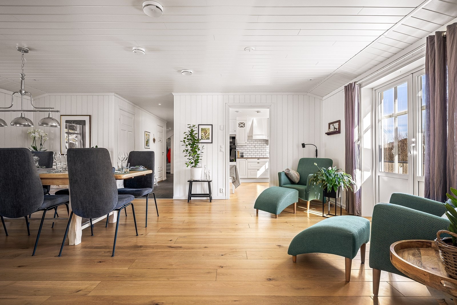 Boligen har gode overganger mellom sonene, med kjøkken i eget rom og spiseplass naturlig plassert i tilknytning til stuen. Galleribilde