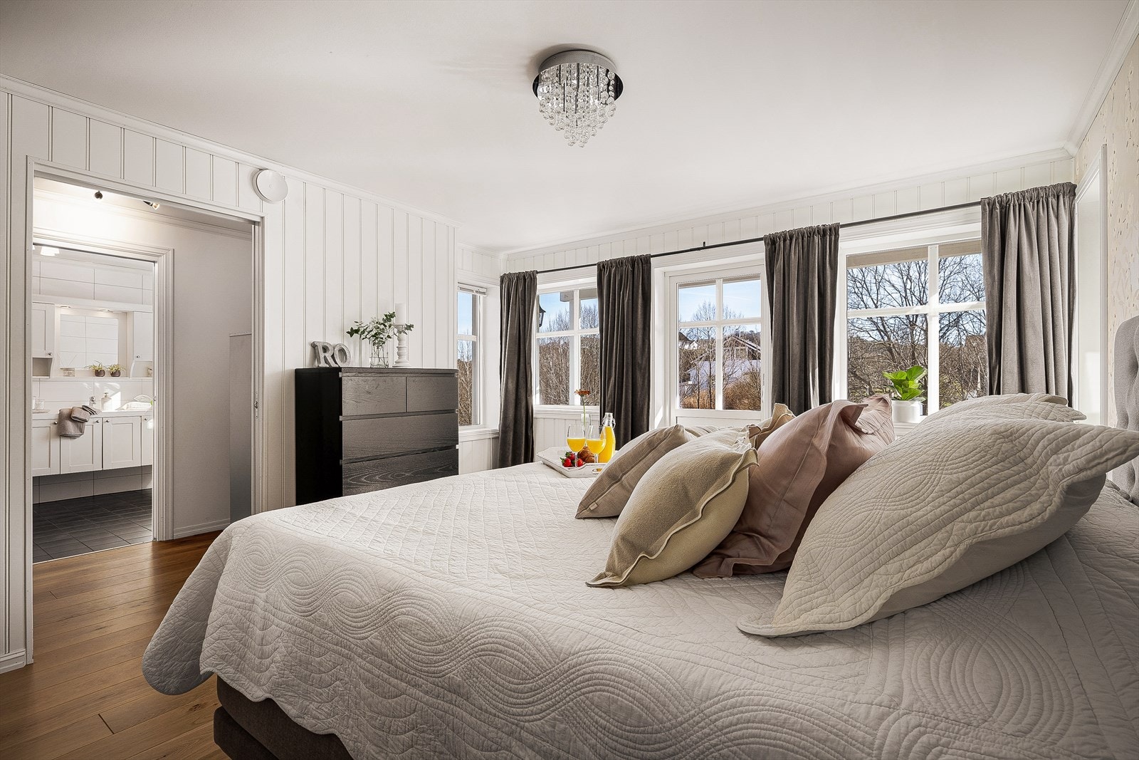 Hovedsoverommet fremstår som en privat og luksuriøs sone med direkte adkomst til walk-in garderobe og delikat bad med badekar. Galleribilde