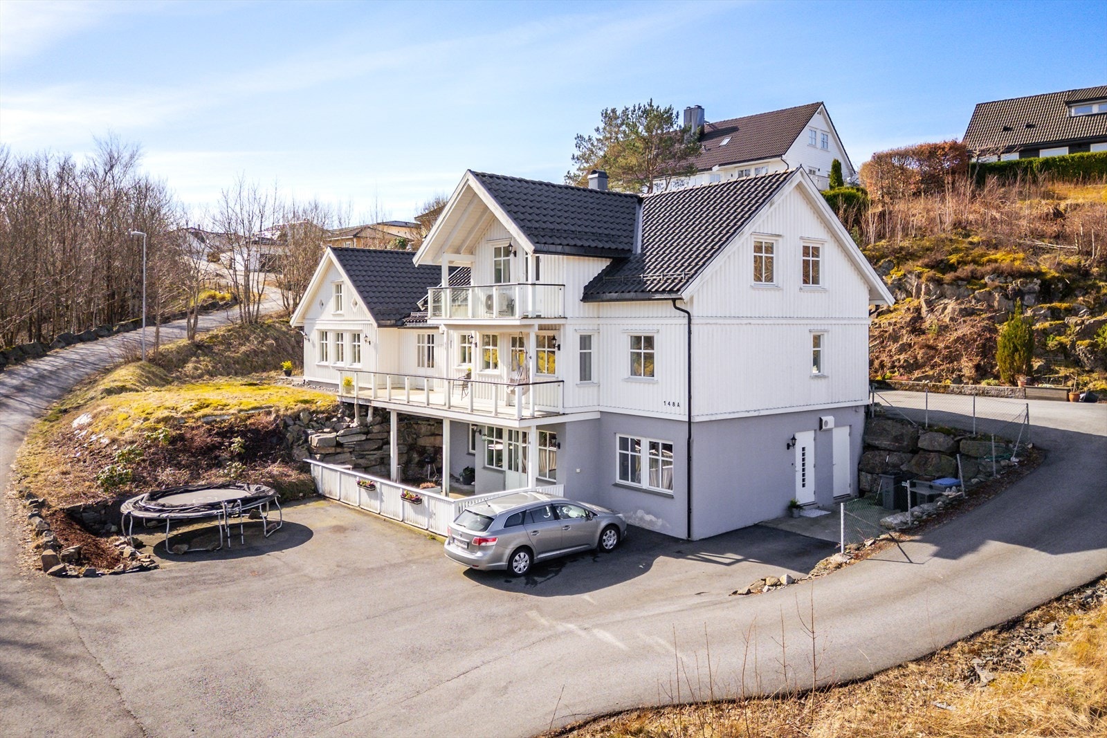 Dette er en ettertraktet beliggenhet som kombinerer naturskjønne omgivelser og ro med nærhet til barnehage, skole, servicetilbud, kollektivtransport og byliv på en svært god måte. Galleribilde