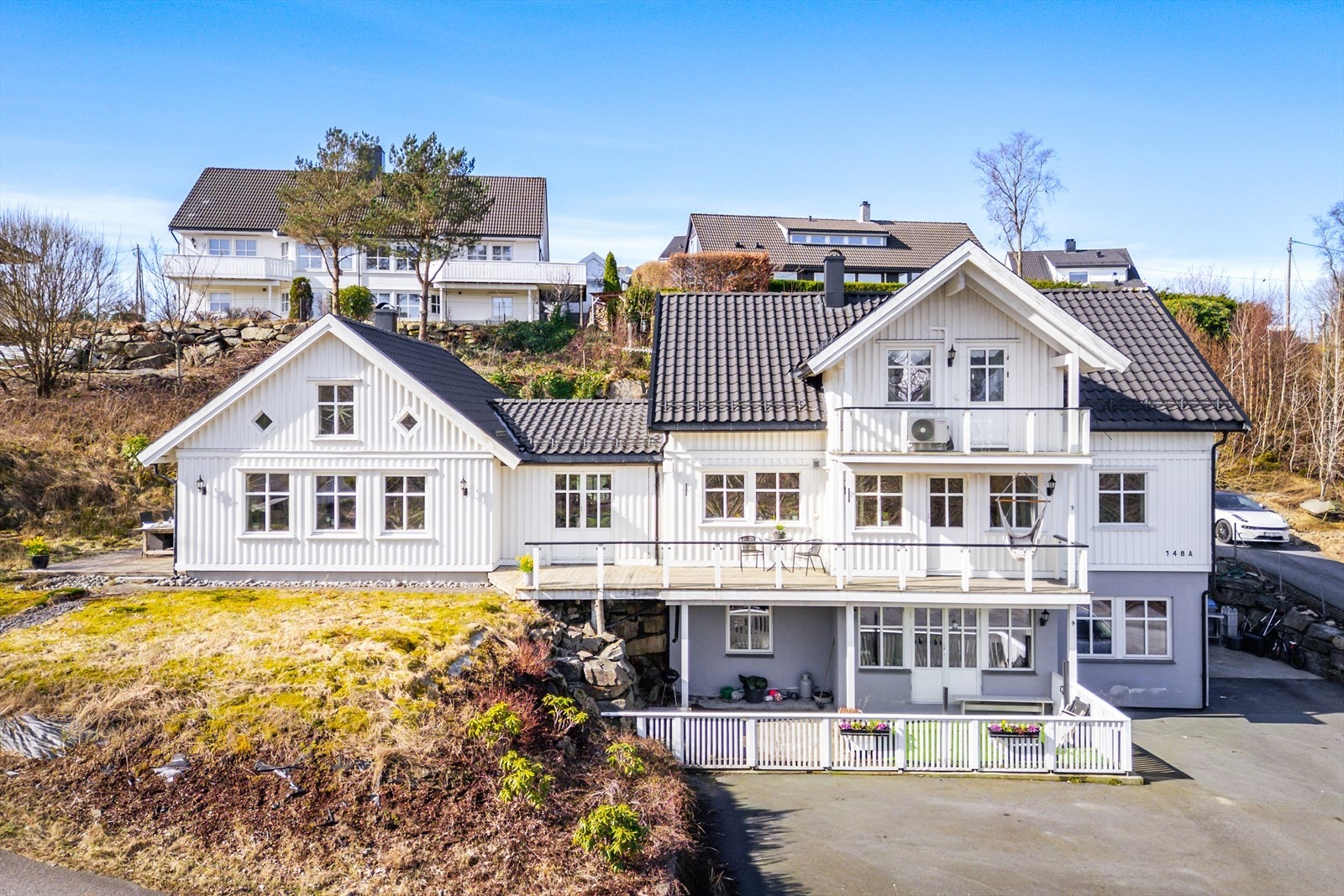 Stor og eksklusiv enebolig med leilighet i underetasje. Kontakt Christer Haugen for avtale om visning! Galleribilde