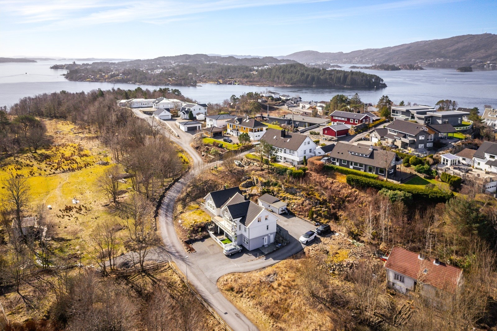 Dette er en ettertraktet beliggenhet som kombinerer naturskjønne omgivelser og ro med nærhet til barnehage, skole, servicetilbud, kollektivtransport og byliv på en svært god måte. Galleribilde