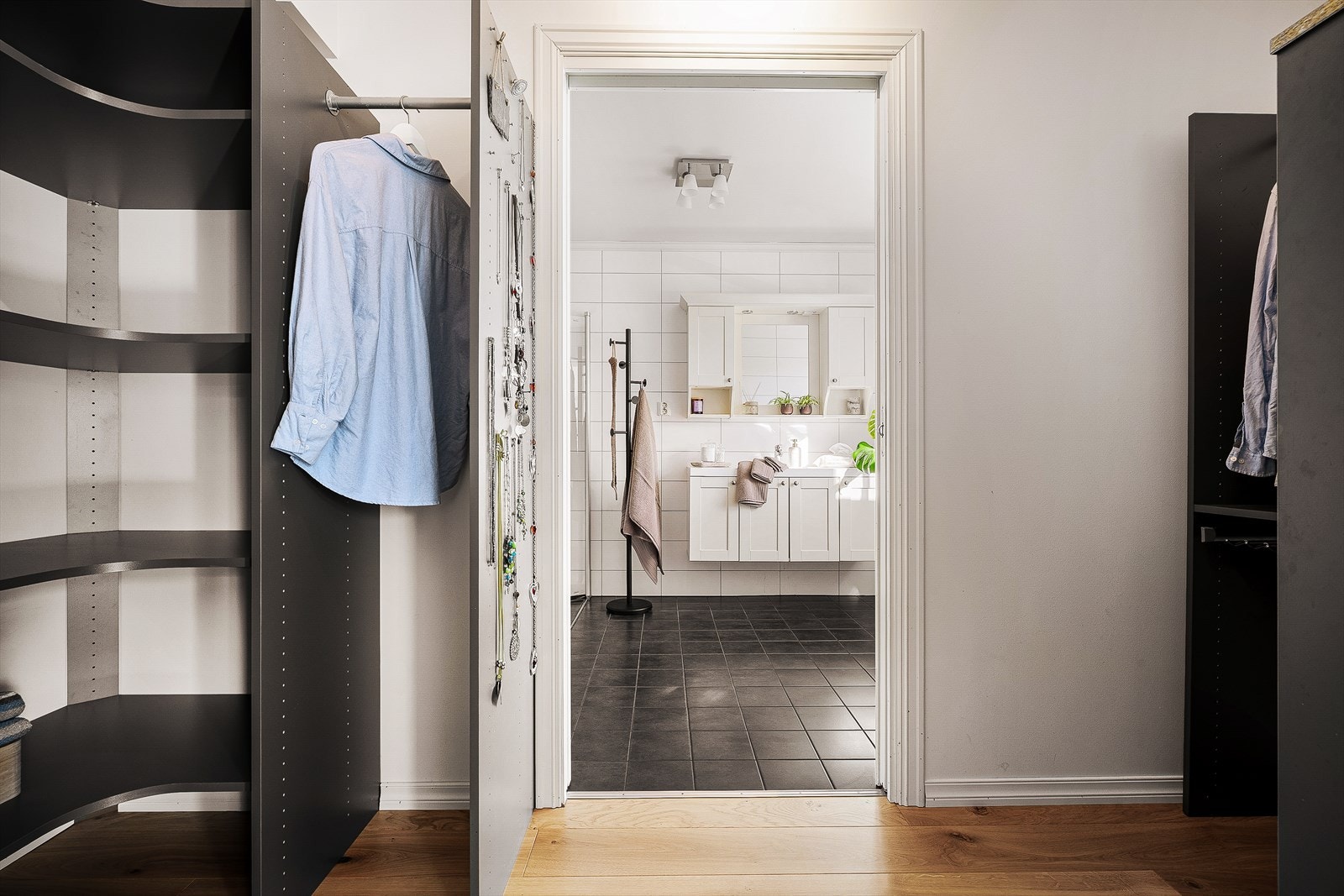 Lekker walk-in garderobe som gir godt med lagringsplass og en følelse av hverdagsluksus. Galleribilde