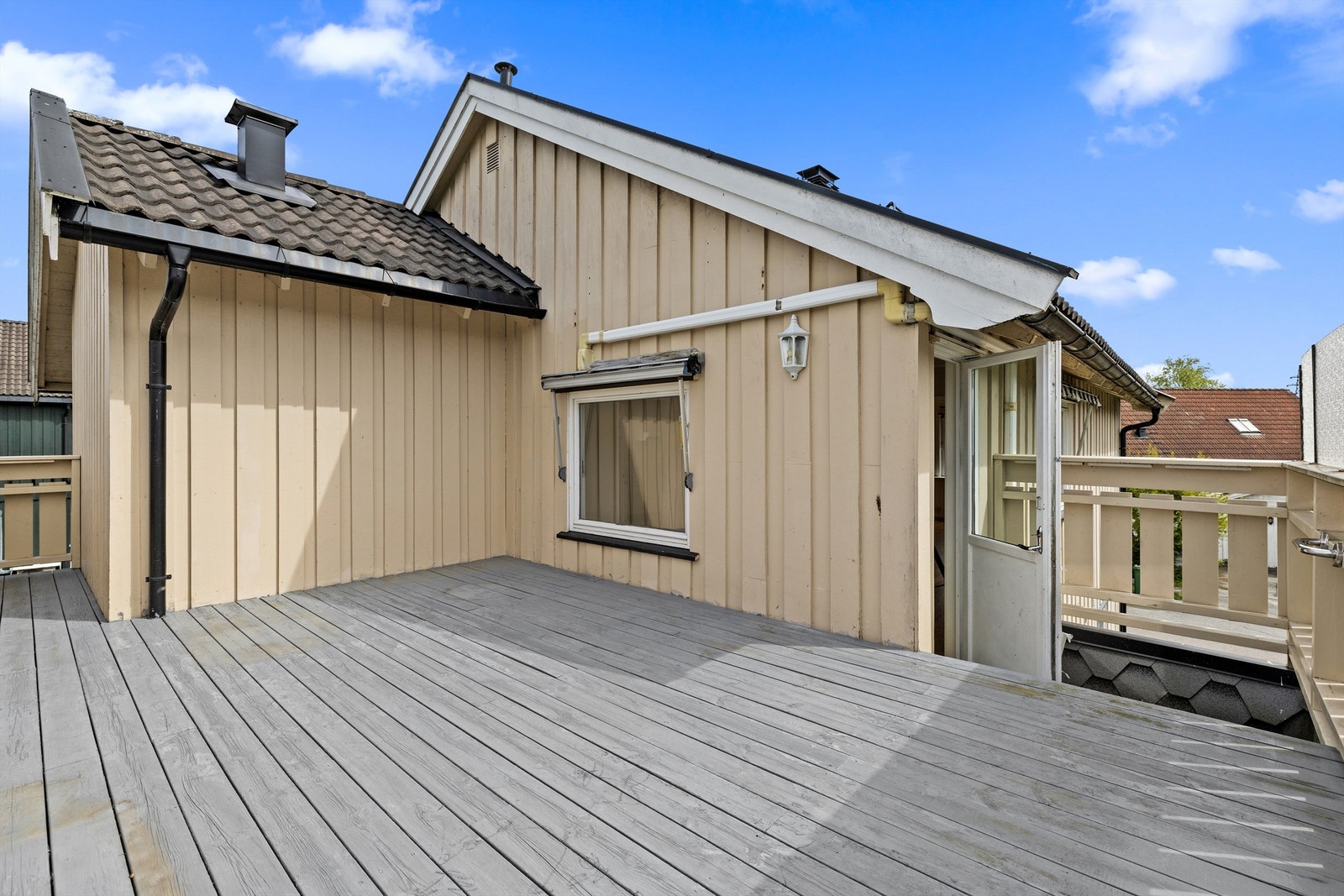 Stor terrasse med god plass til utemøbler og grill. Galleribilde