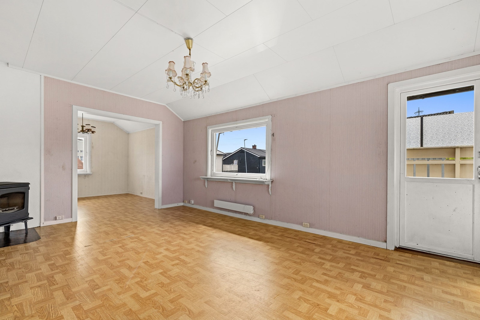 Fra stuen er det utgang til en stor terrasse Galleribilde