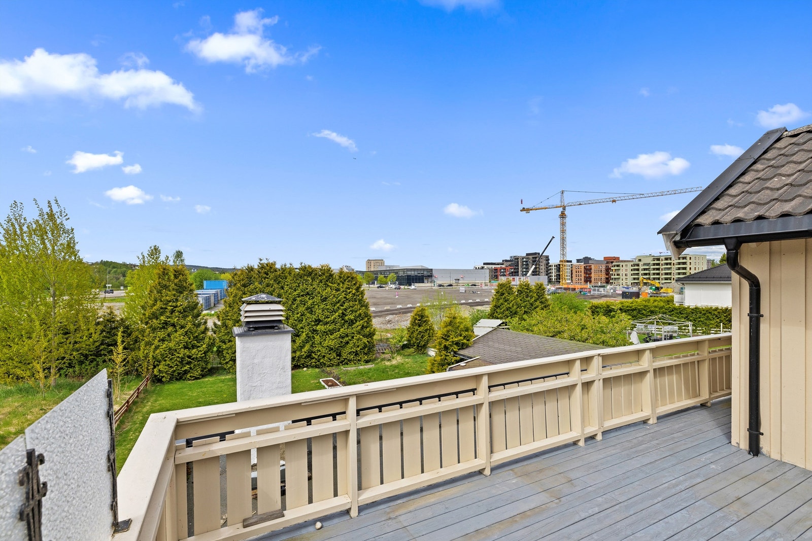 Fra Lillestrøm stasjon, en kort tur unna, tar toget deg til Oslo S eller Oslo Lufthavn på kun 12 minutter. Galleribilde