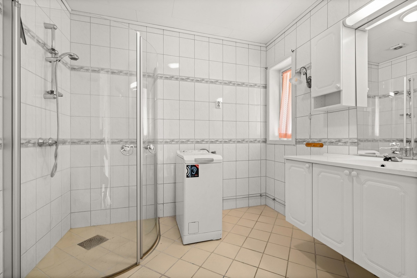 Badet har opplegg for vaskemaskin. Galleribilde