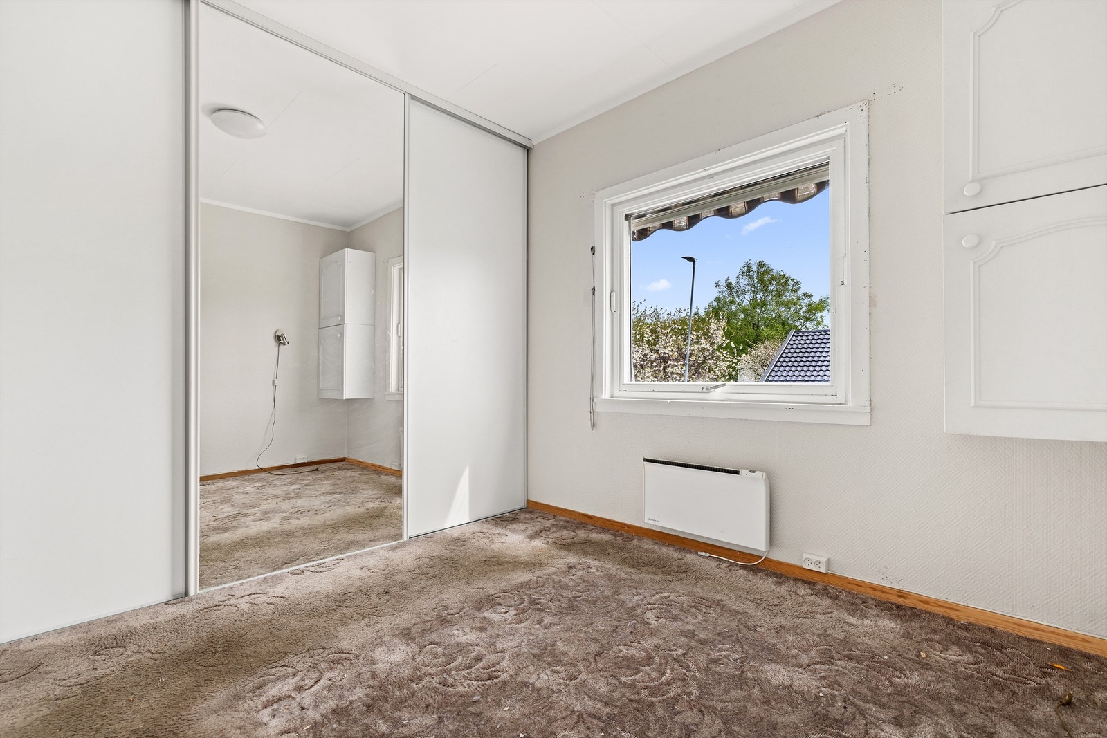 Soverommet er utstyrt med en romslig skyvedørsgarderobe. Galleribilde