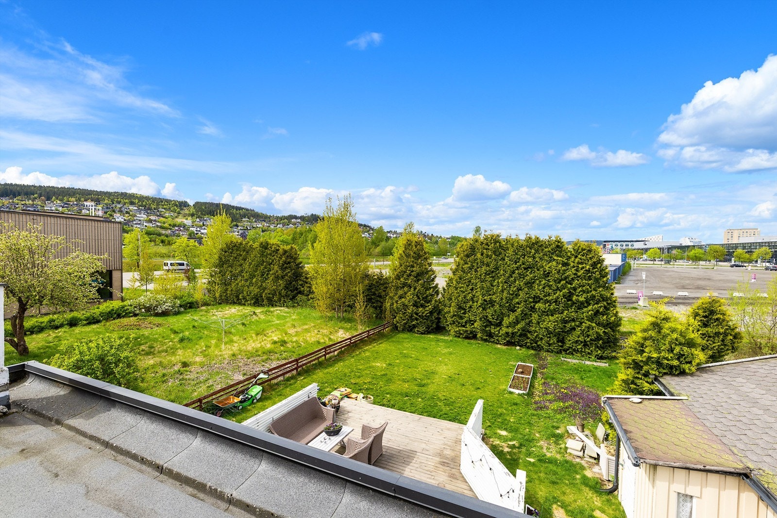 Utsikt over nærområdet fra boligens takterrasse. Galleribilde