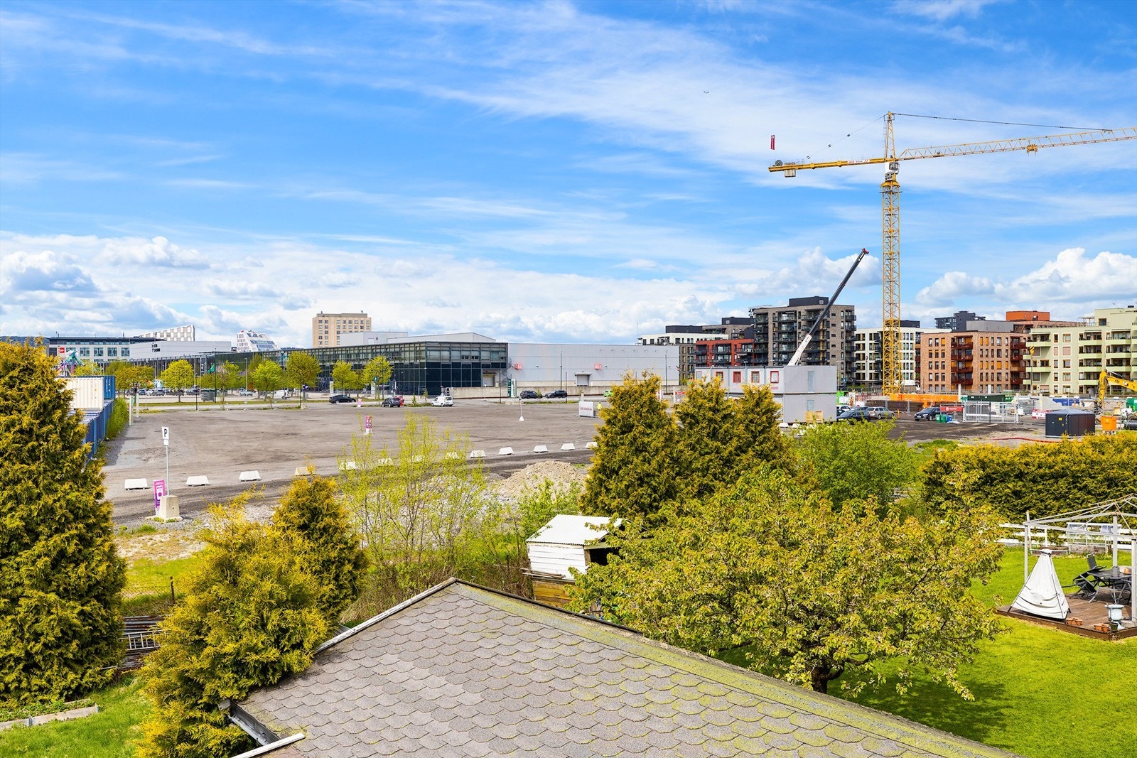 Kort vei til Lillestrøm sentrum og Lillestrøm stasjon med tog og buss Galleribilde