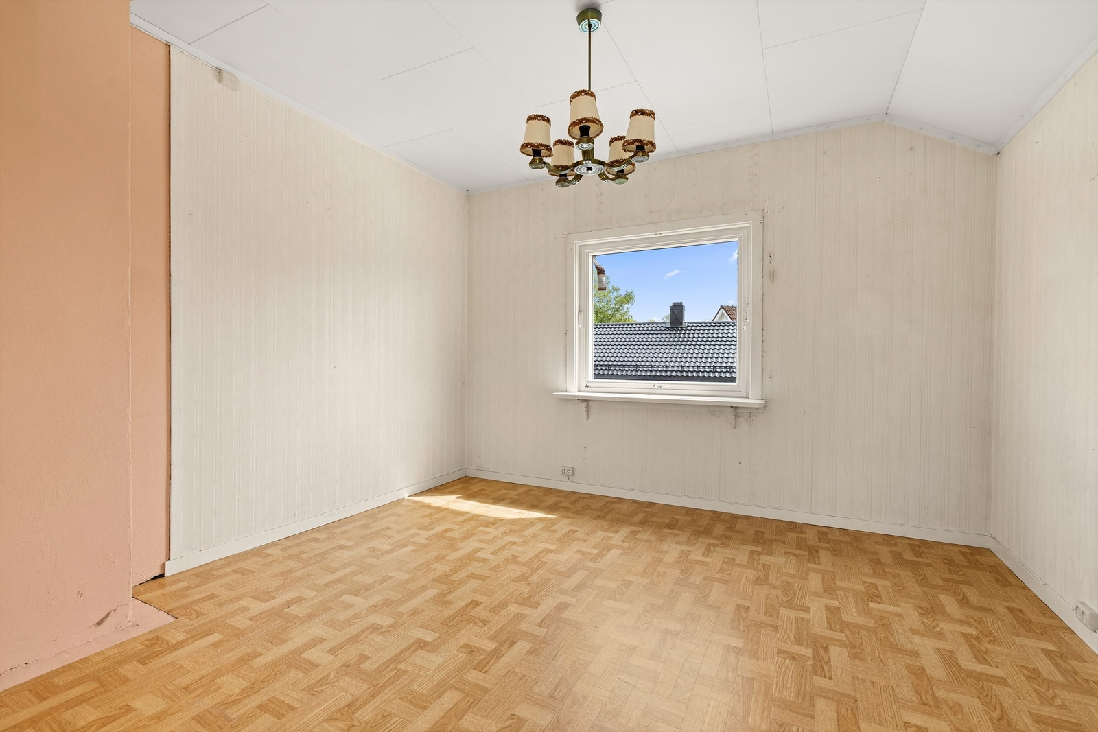 Vinduer i flere retninger gir godt med dagslys til oppholdsrommene. Galleribilde