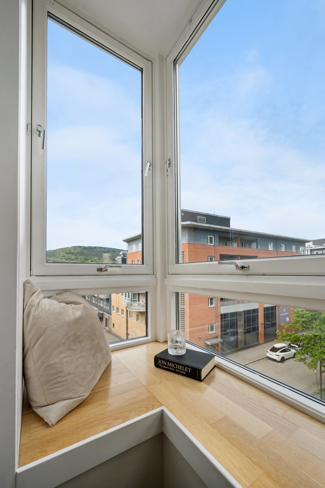 Koselig hjørne med store vindusflater Galleribilde