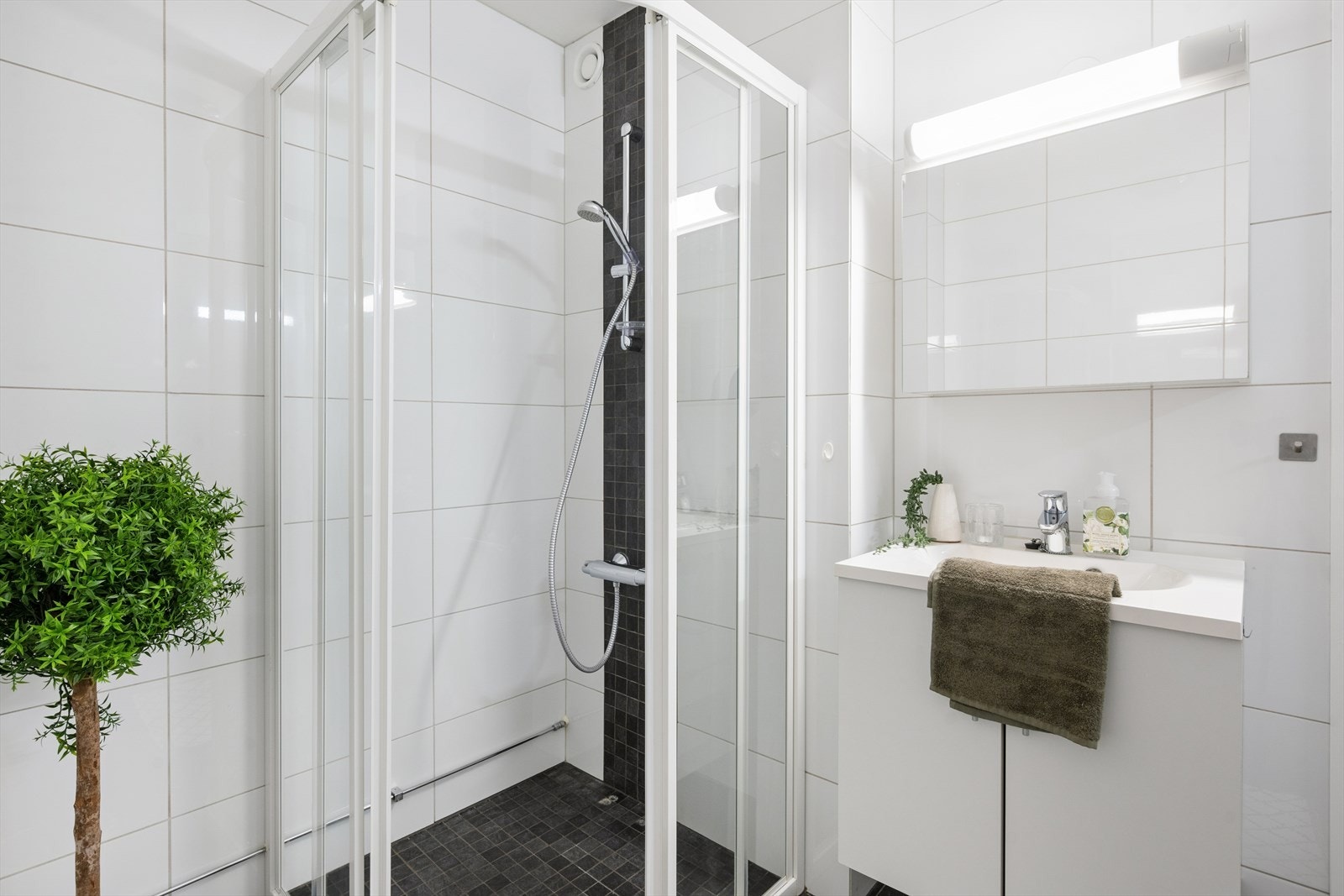 Badet er flislagt og har malt himling samt elektriske varmekabler i gulvet Galleribilde