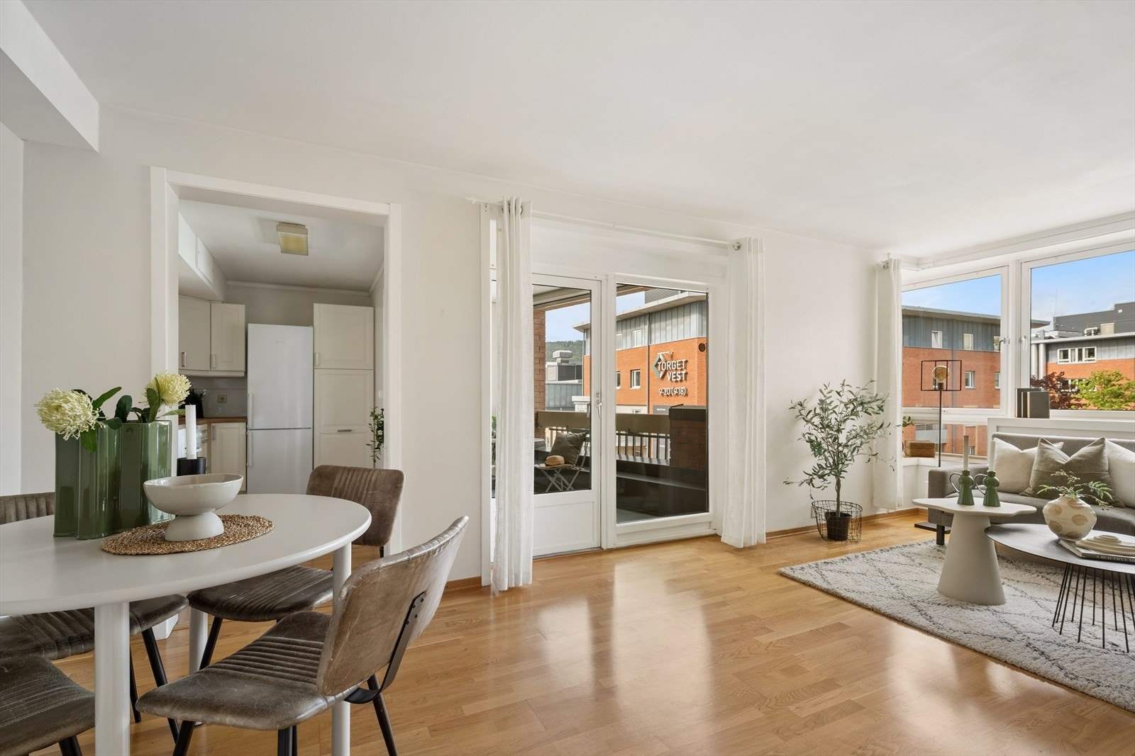 Stuen er av god størrelse og har god plass til flere soner Galleribilde