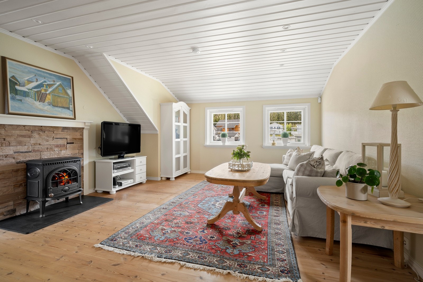 En vedovn sørger for ekstra varme og hygge i loftstuen. Galleribilde