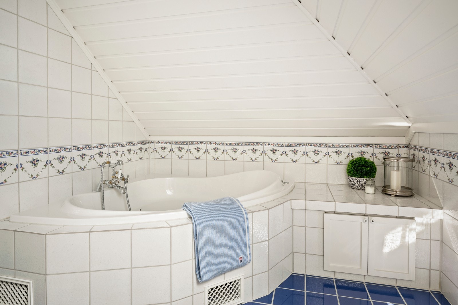 Innredning med nedfelt servant, toalett og badekar. Galleribilde