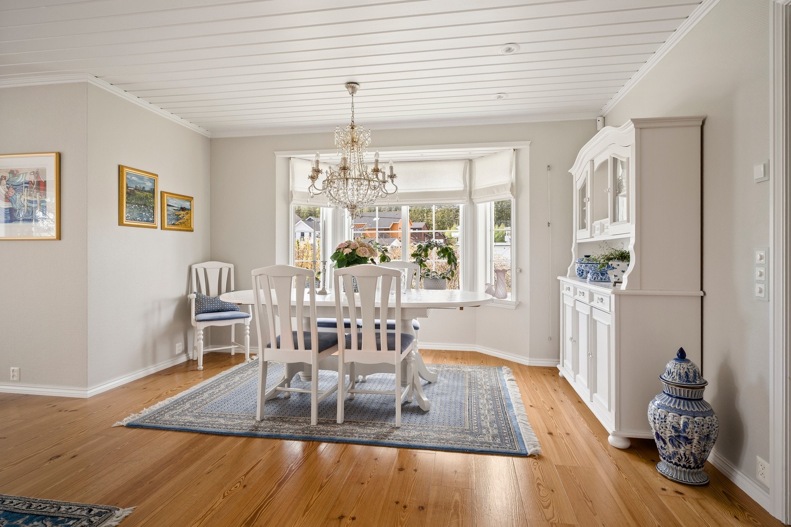 Det er plass til langbord til å samle familie og venner for sammenkomster. Galleribilde