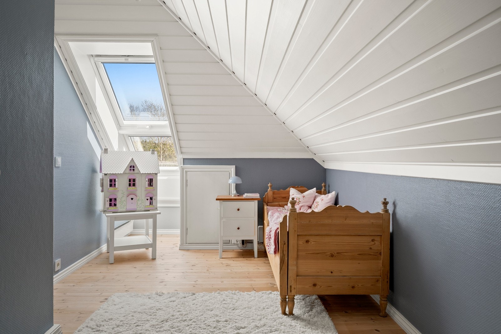 Takvindu fra Velux, montert i 2005, gir godt med dagslys. Galleribilde