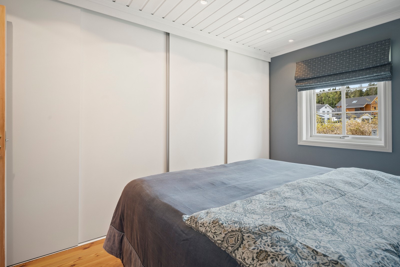 Det er god oppbevaringsplass i en romslig skyvedørsgarderobe. Galleribilde