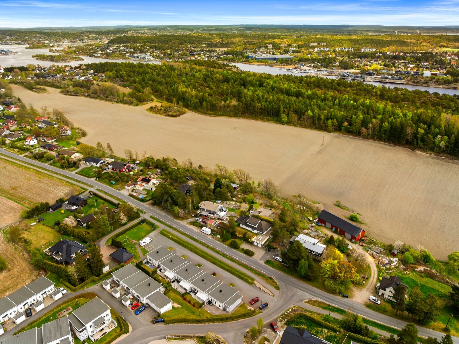 Kort vei til Gressvik sentrum med butikker og servicetilbud, og kun 10-12 minutter med bil til Fredrikstad sentrum. Galleribilde