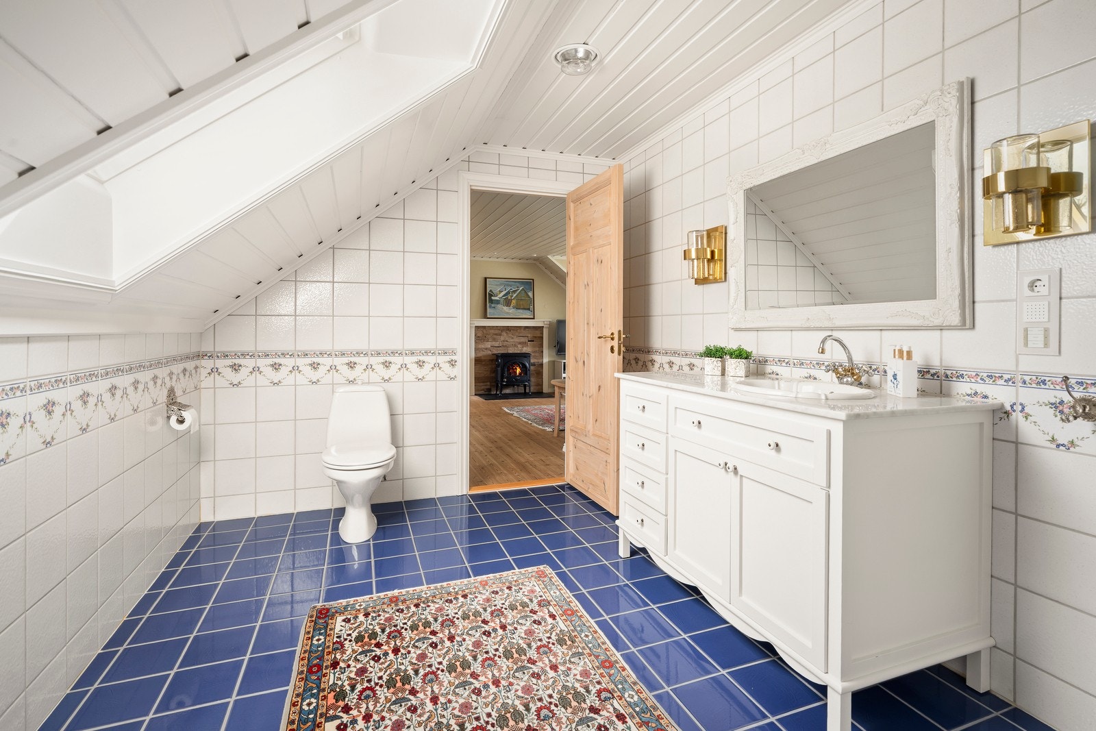 Ventilering skjer via takvindu og luftespalte i dør. Galleribilde
