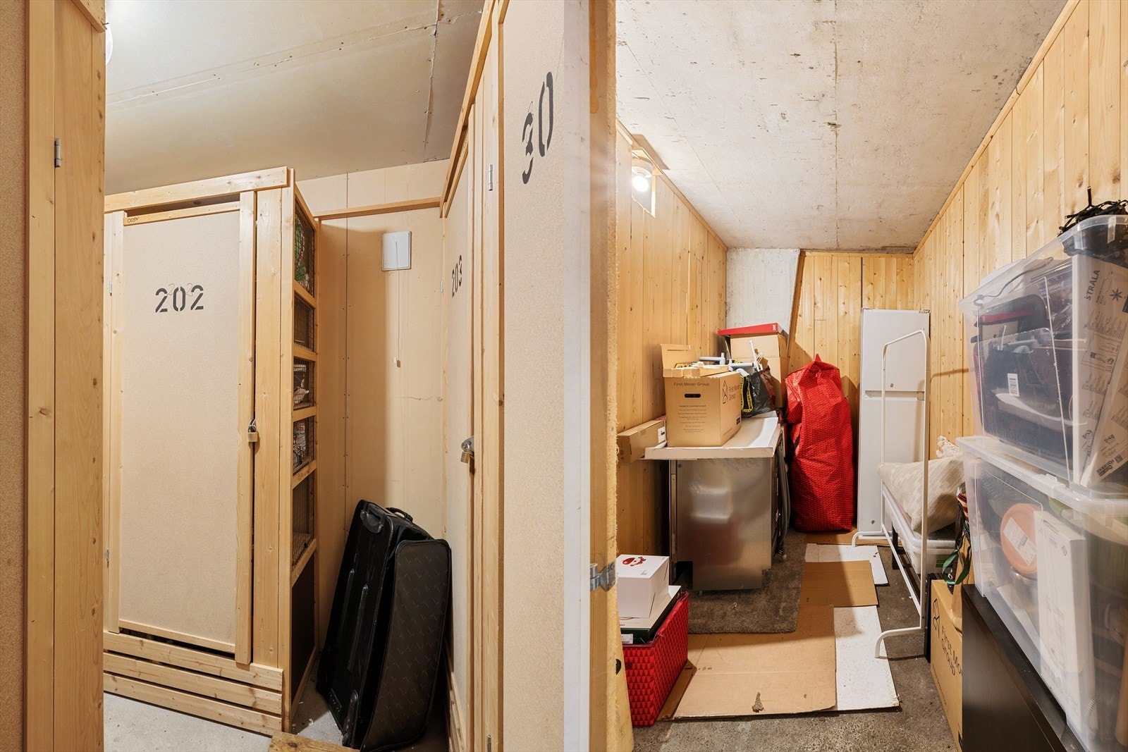- Leiligheten disponerer to boder/skap på totalt 5,5 m² - Galleribilde