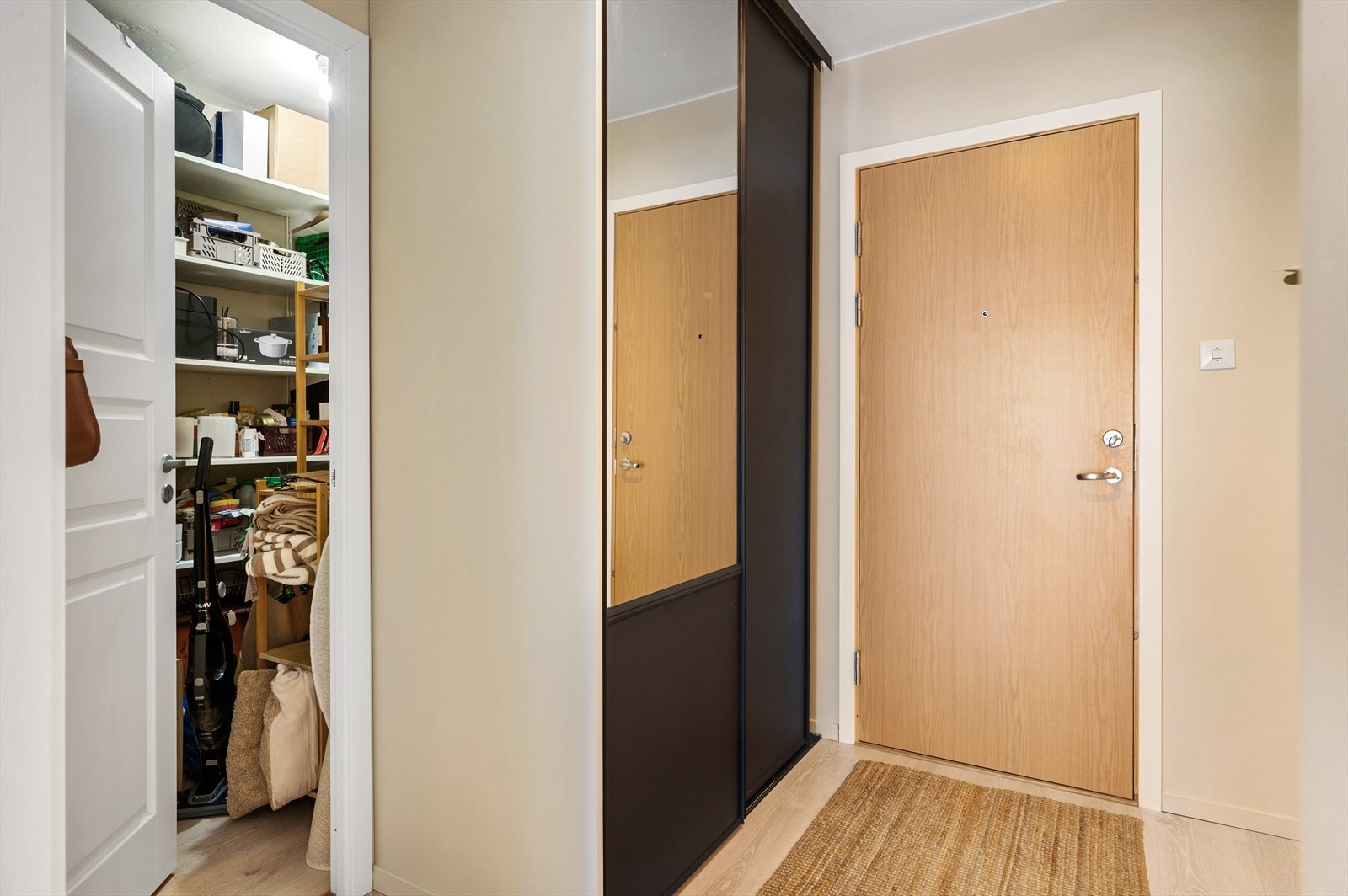 - Langstrakt entré på 4,7 m². Leiligheten har også en innvendig bod på 3,4 m² - Galleribilde