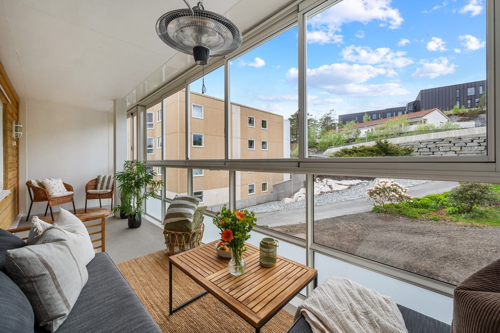 - Den innglassede balkongen strekker seg utover et areal på hele 13 m² - Galleribilde