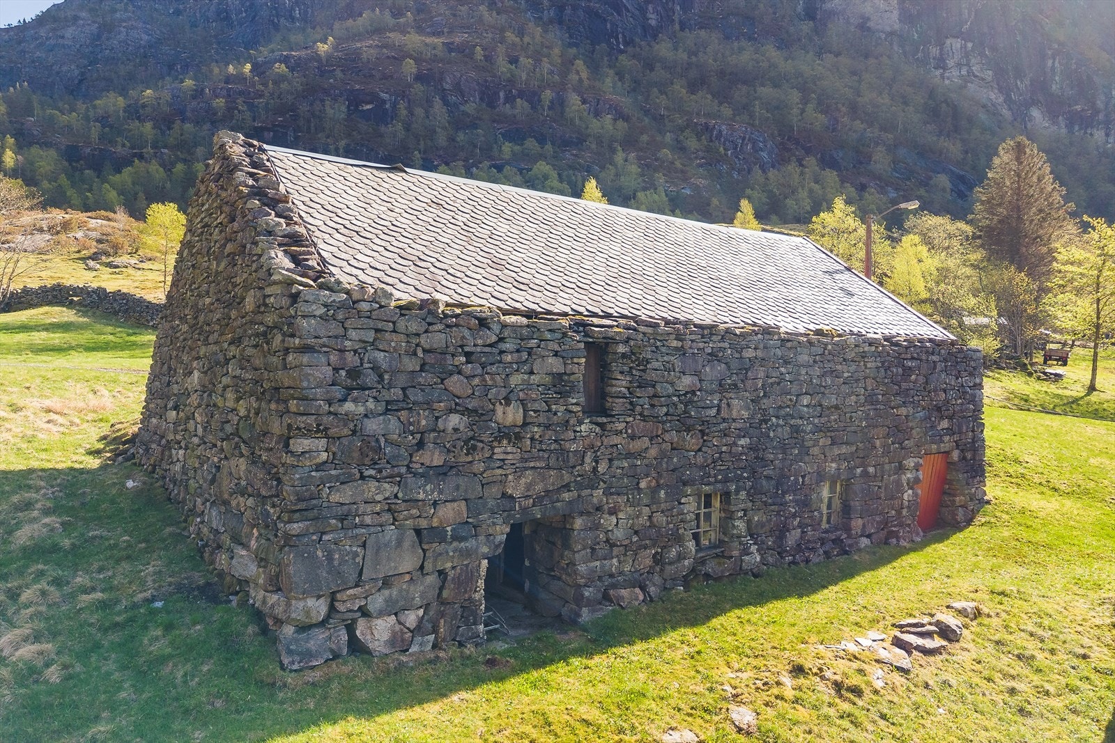 Bygningen har yttervegger av naturstein og tak tekket med skiferheller. Galleribilde